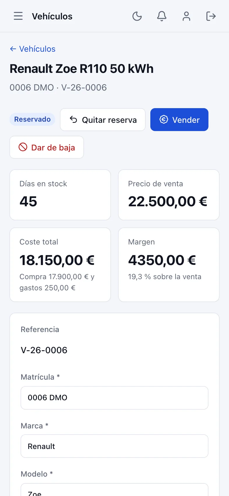 Ficha de un coche reservado en el móvil con los botones Quitar reserva, Vender y Dar de baja, y los días en stock, precio de venta, coste total y margen
