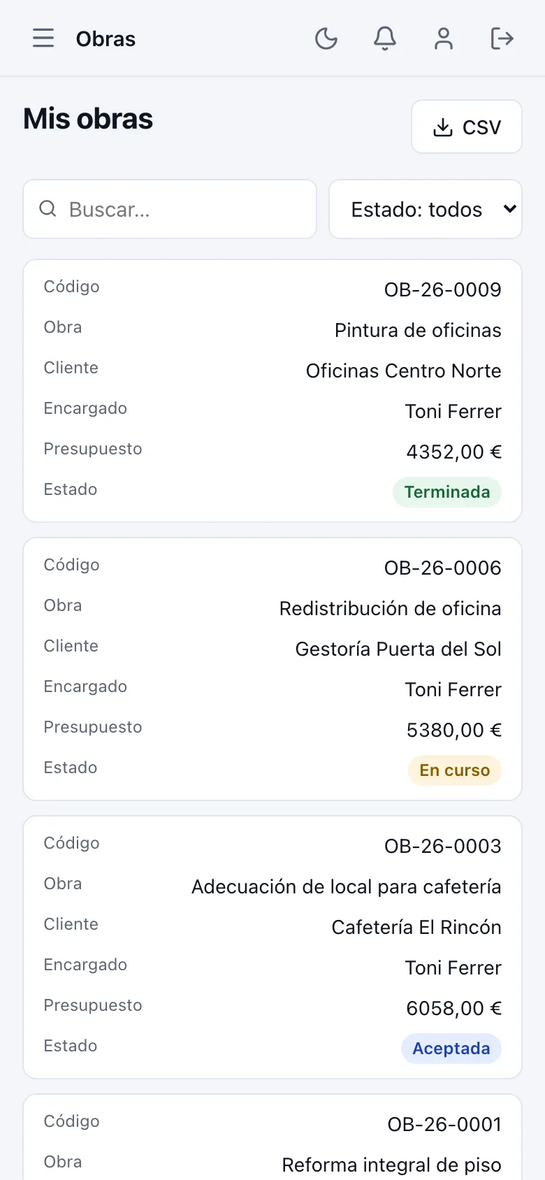 Lista de obras en el móvil con código, cliente, encargado, presupuesto y estado de cada una